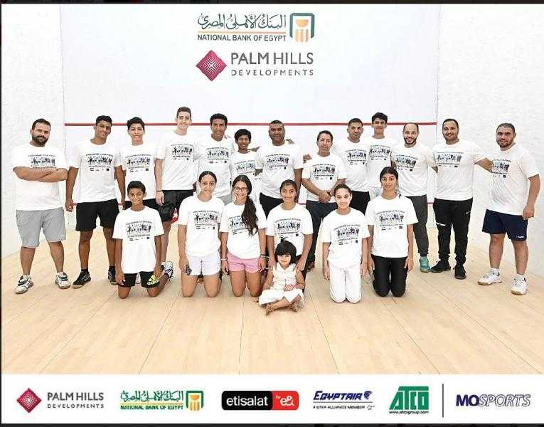 الاسكواش يكريم اللاعب عبدالله خليفة بعد انتهاء معسكره التدريبي في مصر