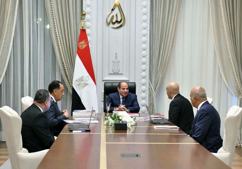 الرئيس السيسى يجتمع مع رئيس مجلس الوزراء ووزير التربيةو التعليم ووزير التعليم العالي