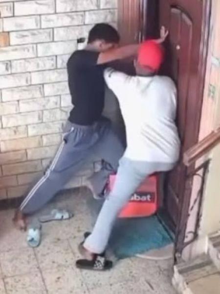 ضبط متهمين استغلا مهنة توصيل الطلبات لاقتحام شقة بالمعادي