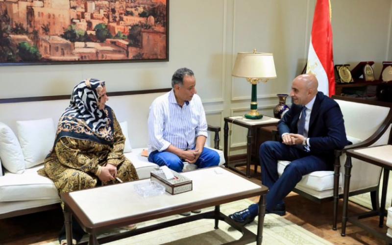 مديرة مدرسة كفر الجزار ووزير التربية والتعليم