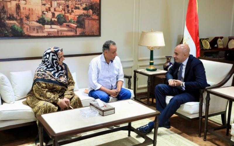 وزير التعليم يكرّم مديري مدرستي برقطا الإعدادية والشهيد أحمد سمير