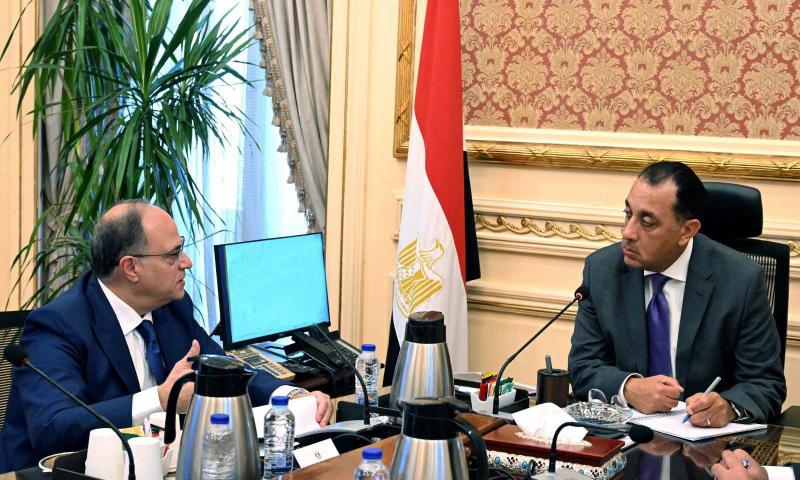 رئيس الوزراء يلتقي رئيس هيئة الدواء المصرية