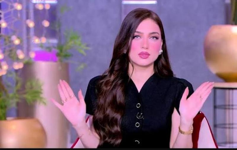 الإعلامية ياسمين عز 