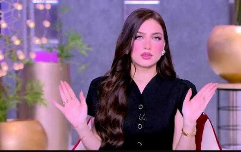 ياسمين عز تحسم جدل «الشبشب» في المدارس: لو مش قادر ماديًا ساعدوه ومتمنعوش الطالب