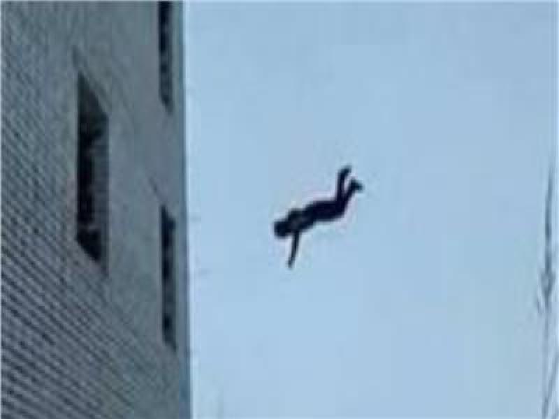 مصرع شخص إثر سقوطه من الطابق الرابع