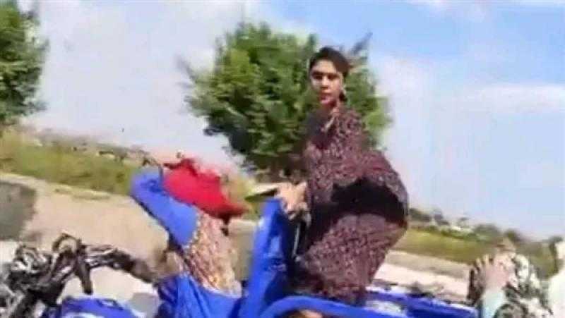 «خدوا الشكاير وهربوا».. الأمن يفحص مطاردة 3 سيدات بتروسيكل في الشرقية