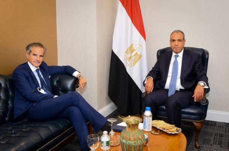 الدكتور بدر عبد العاطي مع رافائيل جروسي المدير العام للوكالة الدولية