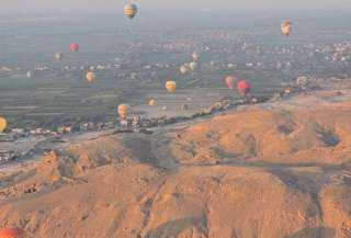 سياح العالم يحلقون فوق معابد البر بالبالون الطائر