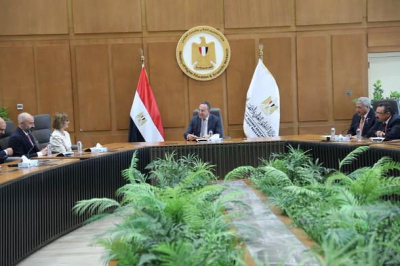 اجتماع مع قيادات شركة "فيليبس" العالمية