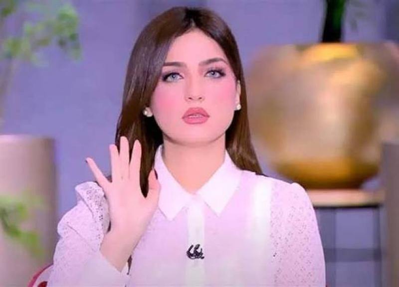 الإعلامية ياسمين عز 