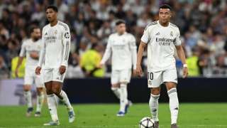 أزمة جديدة تضرب غرفة ملابس ريال مدريد.. تفاصيل
