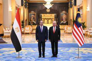 السيسي يوجه دعوة لملك ماليزيا ورئيس وزرائها لزيارة مصر ويؤكد تعزيز الشراكة بين البلدين