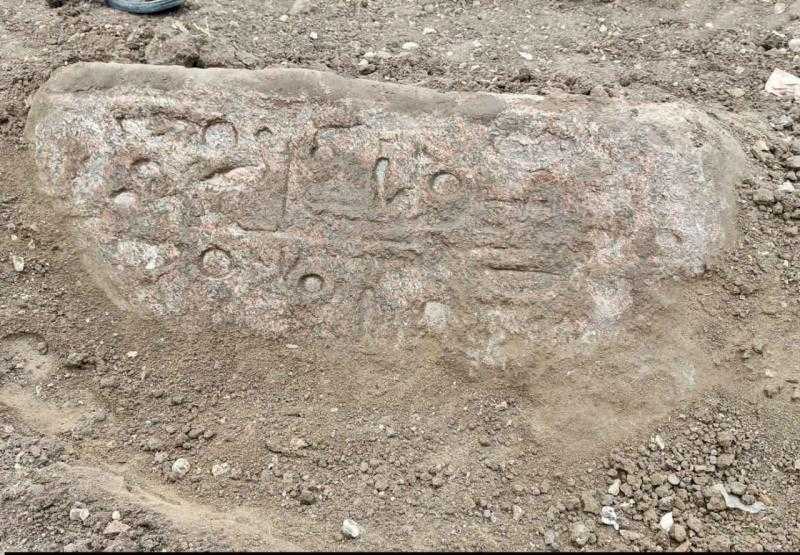 حفائر الإنقاذ بقرية بهبيت الحجارة بالشرقية تكشف عن بقايا تمثالين ضخمين للملك رمسيس الثاني وكتلة من الجرانيت الوردي تحمل نقوشًا هيروغليفية
