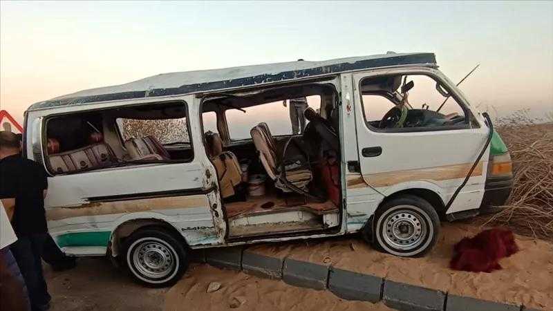 انقلاب ميكروباص بطريق أبو سمبل في أسوان.. إصابة 14 شخصًا ونقلهم إلى المستشفى