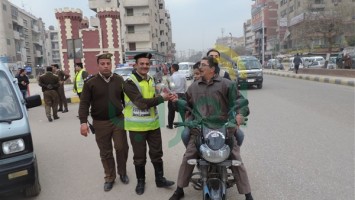 أمن القليوبية يوزع الورود على المواطنين