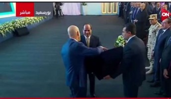 رئيس شركة إينى يهدى الرئيس هدية تذكارية