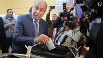 رئيس الوزراء يدلى بصوته 